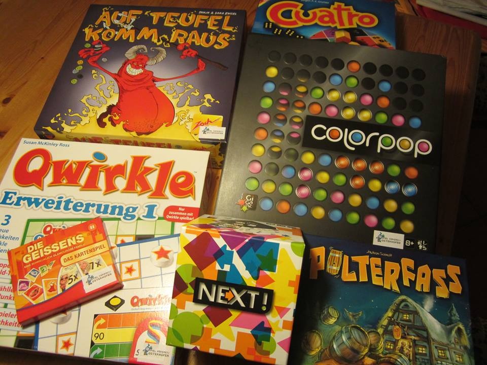 6 verschiedene neue Spiele die auf dem Tisch liegen