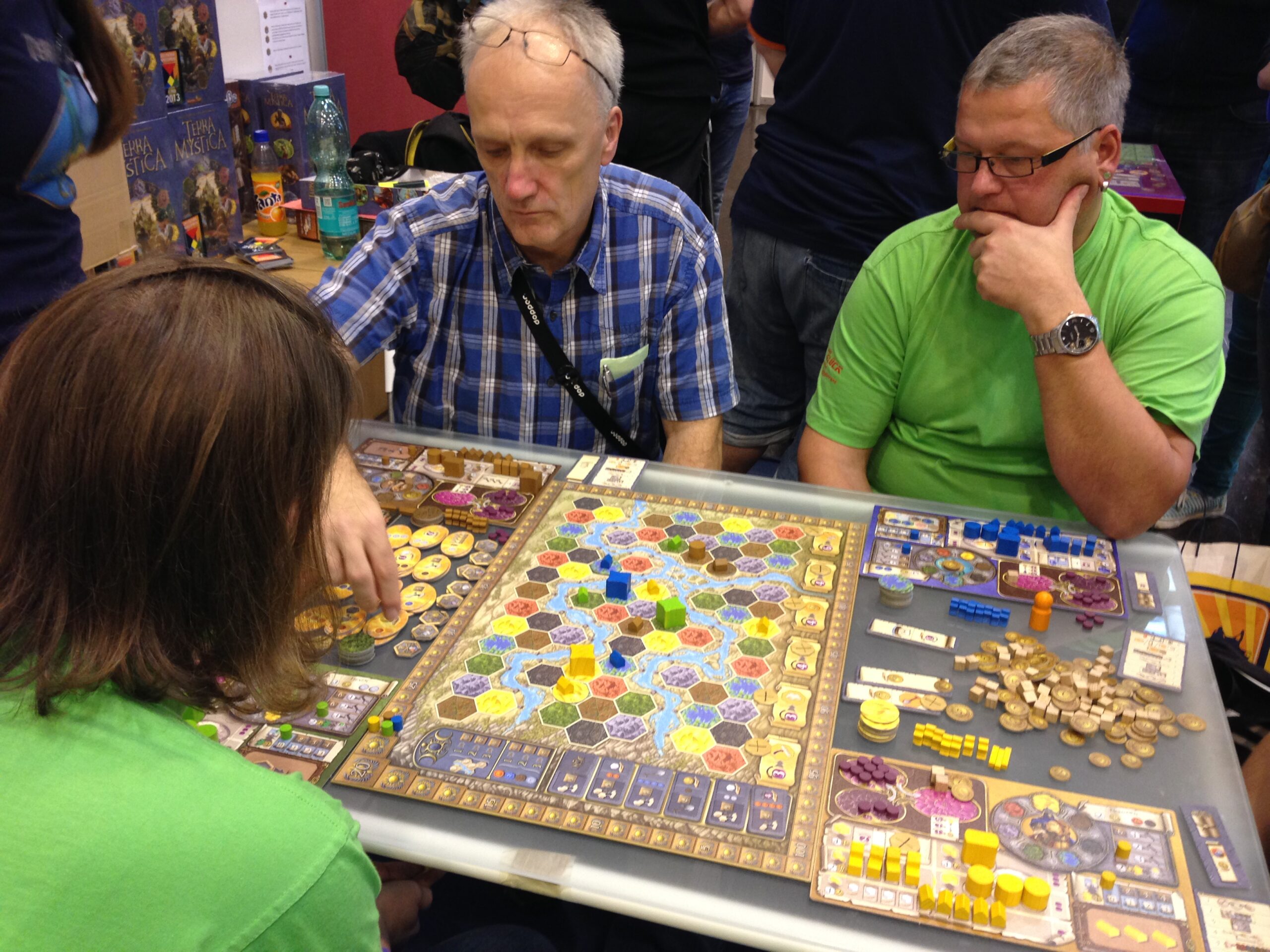 3 Menschen spielen das Spiel Terra Mystica