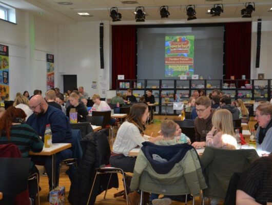 Gut besucht waren die Spieletage des Spiel Verein(t): Am Sonntagnachmittag gab es kaum noch freie Plätze in der Stadthalle. Am großen Spieleregal konnten sich die Besucher nach Lust und Laune bedienen.