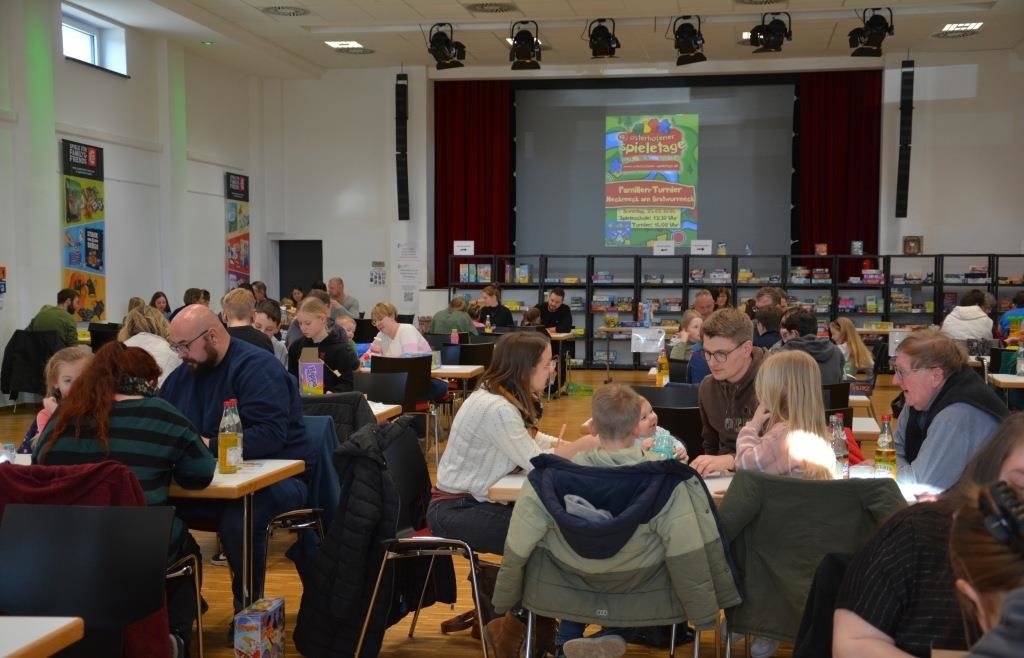 Gut besucht waren die Spieletage des Spiel Verein(t): Am Sonntagnachmittag gab es kaum noch freie Plätze in der Stadthalle. Am großen Spieleregal konnten sich die Besucher nach Lust und Laune bedienen.