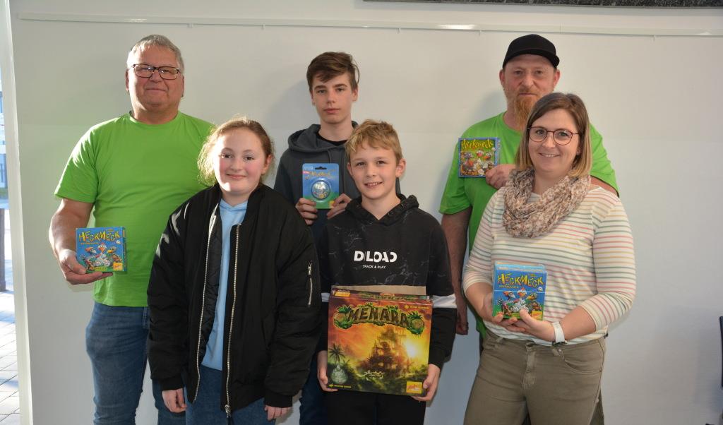 Die „Heckmeck am Bratwurmeck“-Gewinner (ab 2.v.l.) Albulena (4.), Jonas (3.), Lukas (1.) und Steffi (2.) mit Peter Pfligl (l.) und Karsten Wirler (hi.r.).