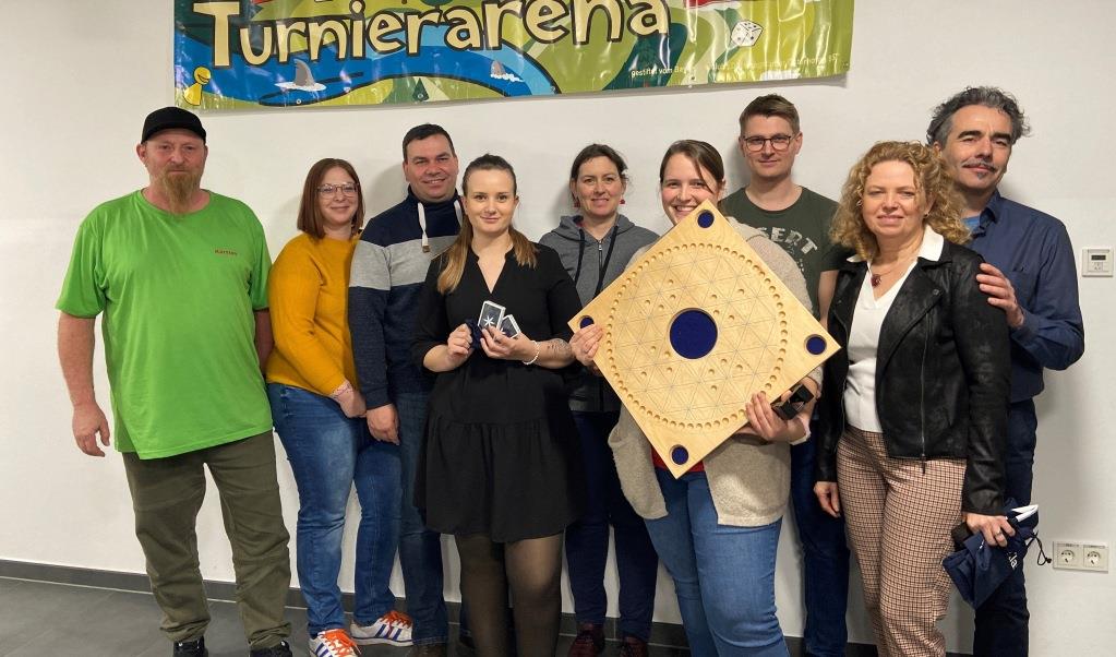 Leiter des „TAC“-Turniers Karsten Wirler (v.l.) mit den Gewinner-Paaren Verena und Tobias (4.), Johanna und Angie (2.), Bettina und Thomas (1.), Elke und Fritz (3.).