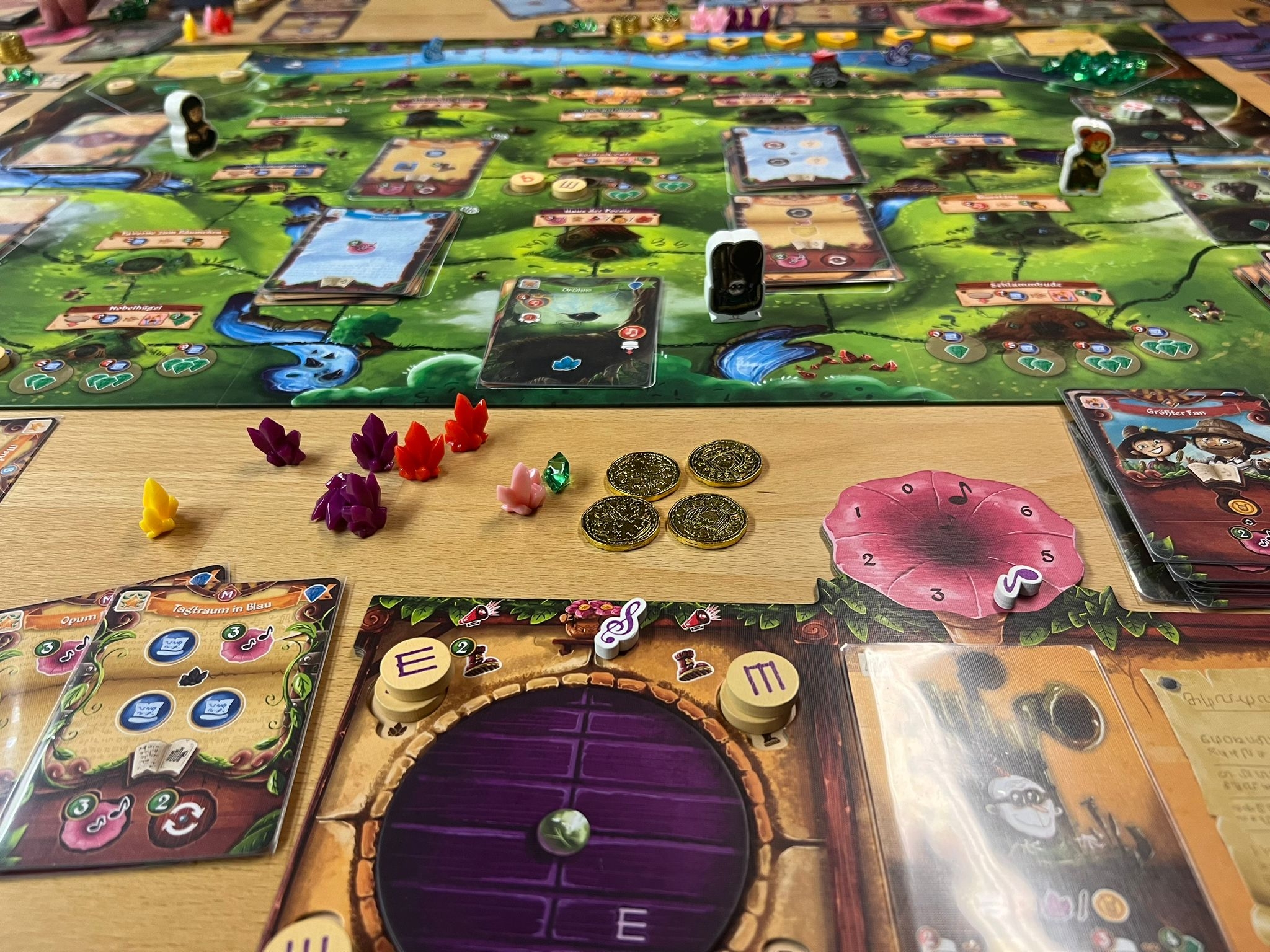 Aufgebautes Brettspiel mit dem Namen Bardwood Grove